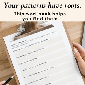 Peut inclure: Un presse-papiers contient un cahier d'exercices avec des invites &agrave; l'introspection. Le texte en haut se lit comme suit : &laquo; Vos sch&eacute;mas ont des racines. Ce cahier d'exercices vous aide &agrave; les trouver. &raquo; Les pages du cahier d'exercices contiennent des phrases &agrave; compl&eacute;ter.