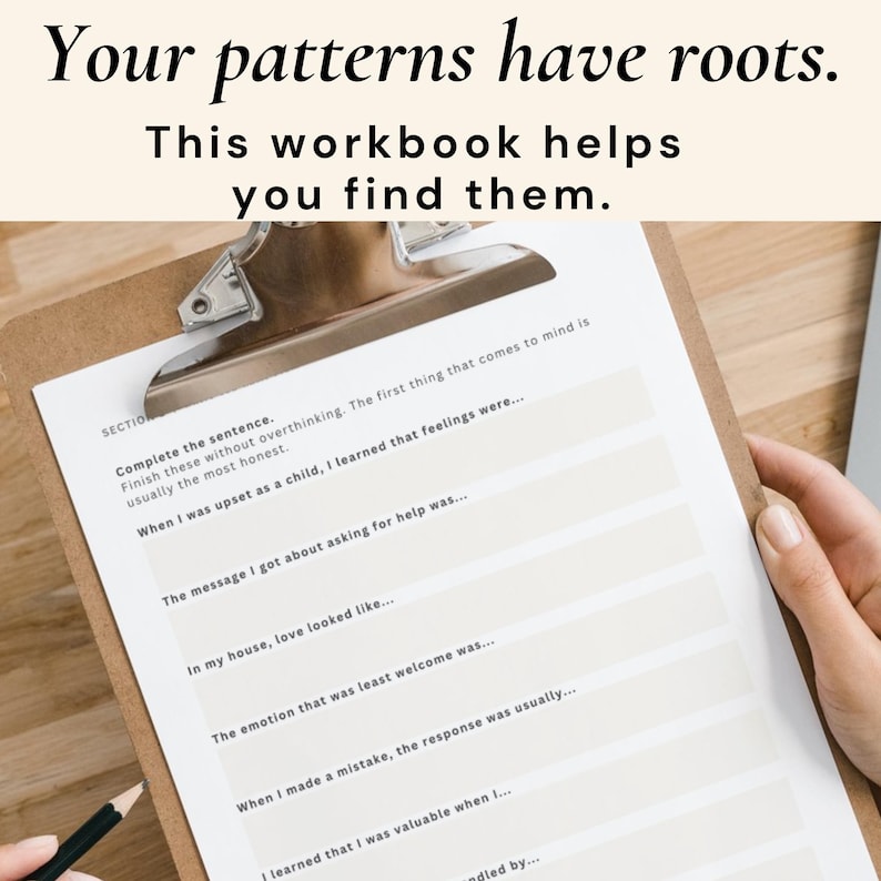 Peut inclure: Un presse-papiers contient un cahier d'exercices avec des invites &agrave; l'introspection. Le texte en haut se lit comme suit : &laquo; Vos sch&eacute;mas ont des racines. Ce cahier d'exercices vous aide &agrave; les trouver. &raquo; Les pages du cahier d'exercices contiennent des phrases &agrave; compl&eacute;ter.