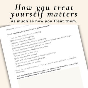 Peut inclure: Une page d'un cahier d'exercices de d&eacute;veloppement personnel avec le texte "How you treat yourself matters." La page pr&eacute;sente une liste de contr&ocirc;le d'actions d'auto-soins, comme "Demander de l'aide sans trop expliquer."