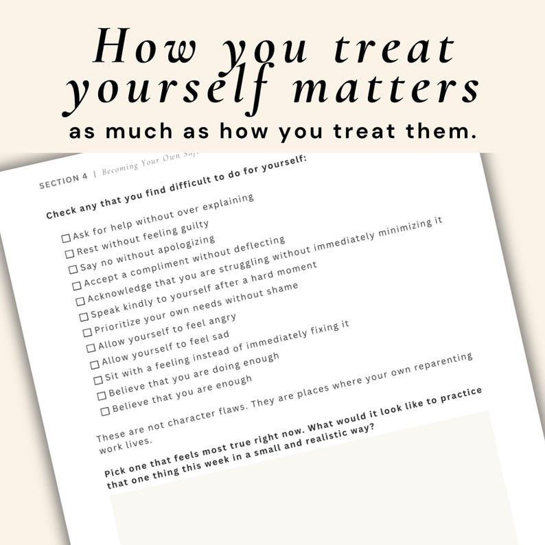 Peut inclure: Une page d'un cahier d'exercices de d&eacute;veloppement personnel avec le texte "How you treat yourself matters." La page pr&eacute;sente une liste de contr&ocirc;le d'actions d'auto-soins, comme "Demander de l'aide sans trop expliquer."