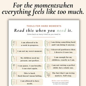 Peut inclure: Impression blanche avec le texte "For the moments when everything feels like too much." L'impression comprend une liste d'affirmations telles que "I am allowed to be a work in progress" et "I am enough for my children, exactly as I am."