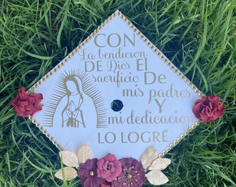 La Virgen graduation cap “ Con La Bendicion de dios” Virgin Mary graduation cap, 2025  cap topper. Virgen of Guadalupe topper, gold grad cap