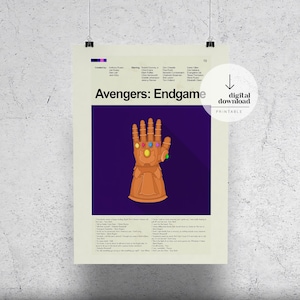 Może przedstawiać: Drukowalny plakat z minimalistycznym wzorem Rękawicy Nieskończoności z filmu Avengers: Endgame. Rękawica jest złota z fioletowymi, zielonymi, żółtymi, niebieskimi i czerwonymi klejnotami. Plakat ma fioletowe tło i biały tekst, który brzmi "Avengers: Endgame".