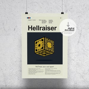 Op de afbeelding: Een minimalistische poster met een gele kubus met ingewikkelde details op een donkerblauwe achtergrond. De tekst "Hellraiser" is wit en de tagline "He'll tear your soul apart." is zwart.