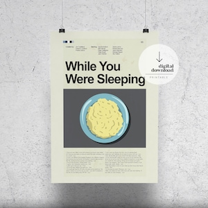Può includere: Un poster minimalista con un design in bianco e nero che presenta il titolo "While You Were Sleeping" in testo nero in grassetto. Il poster include anche un piatto blu con una porzione gialla di purè di patate. Il poster è un download digitale e stampabile.