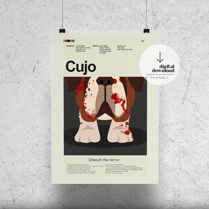 Puede incluir: Un diseño de póster minimalista para la película "Cujo" con un primer plano de la cara y las patas de un perro con salpicaduras de sangre. El póster tiene un fondo negro y texto blanco que dice "Cujo" y "Desata el terror."