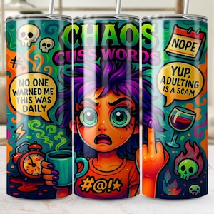 Op de afbeelding: Een kleurrijke beker met een cartoon illustratie van een gestreste persoon met paars haar. De beker heeft de woorden "Chaos Cuss Words" en tekstballonnen met zinnen als "Niemand waarschuwde me dat dit dagelijks was" en "Ja, volwassen worden is een oplichterij."