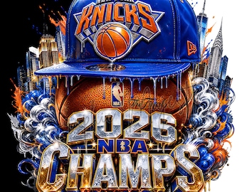 Puede incluir: Una gorra de béisbol azul con el logo de los New York Knicks sobre un balón de baloncesto. El gráfico presenta el texto 2026 NBA CHAMPS en letras metálicas plateadas y doradas, sobre un horizonte de Nueva York con detalles en azul y naranja.