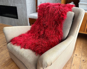 Peau d'agneau rouge du Tibet – jeté en peau de mouton de Mongolie douce, tapis en fourrure pelucheuse, décoration de chambre d'enfant et d'intérieur (environ 4 x 2 pi)