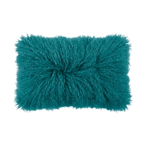 Puede incluir: Un cojín decorativo rectangular de color verde azulado con una superficie peluda y texturizada. El cojín tiene un aspecto suave y esponjoso, y probablemente está hecho de piel sintética o un material similar. El cojín es para la decoración del hogar.