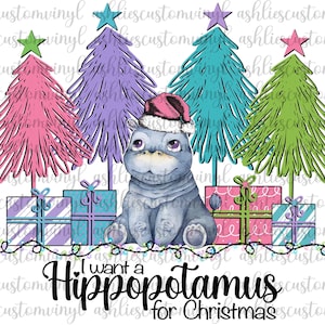以下が含まれることがあります： サンタの帽子をかぶった青いカバが、クリスマスツリー3本の前に座っています。木々は星で飾られ、包まれたプレゼントに囲まれています。カバの下には「クリスマスにカバが欲しい」という文字が書かれています。