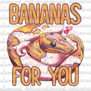 Può includere: Un'illustrazione di un serpente di cartone animato con segni gialli, arancioni e bianchi arrotolato a forma di cuore. Il serpente ha una pancia rosa e un viso carino. Il testo "BANANAS FOR YOU" è scritto in lettere arancioni sopra il serpente.