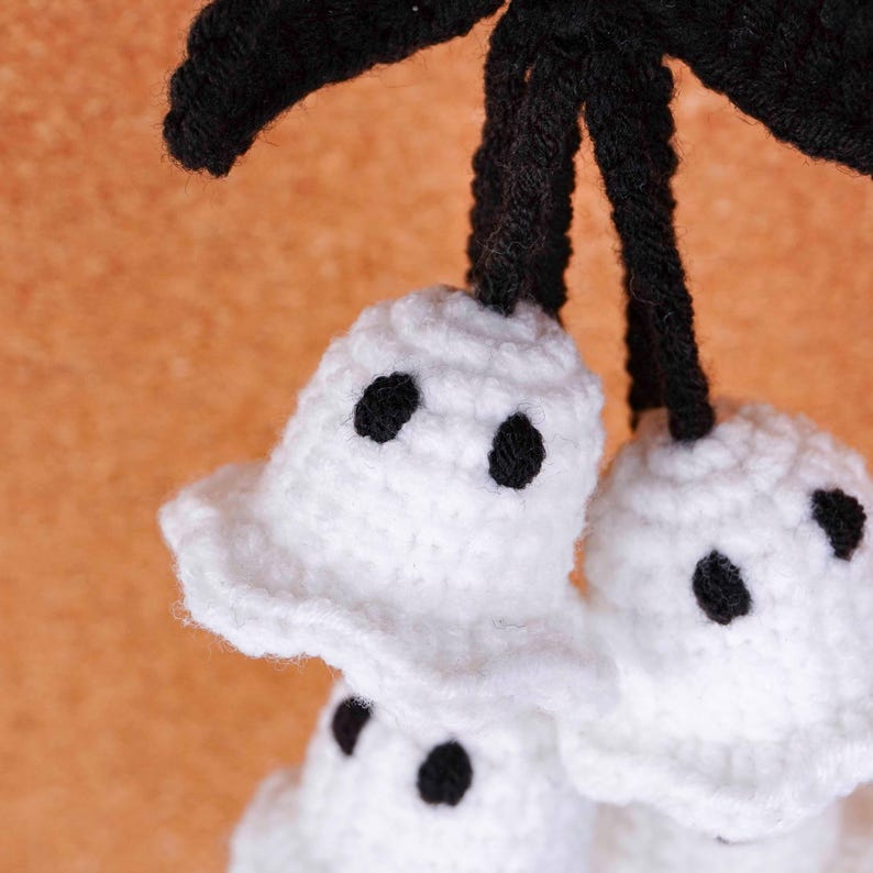 Peut inclure: Ornements de fant&ocirc;mes blancs crochet&eacute;s &agrave; la main, avec des yeux noirs et une tige noire. Ces d&eacute;corations d'Halloween faites &agrave; la main sont parfaites pour ajouter une touche effrayante &agrave; votre d&eacute;coration int&eacute;rieure.
