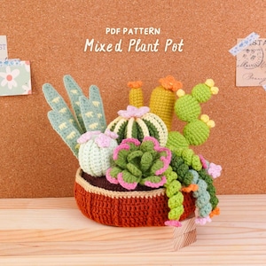 Op de afbeelding: Een gehaakte plantenpot met diverse cactussen en vetplanten in tinten groen, roze en oranje. De tekst PDF PATTERN Mixed Plant Pot is zichtbaar boven het arrangement. De pot is donkerbruin met een lichtbruine rand en heeft een textuur van steken.