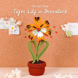 Peut inclure: Un lys tigré crocheté dans un pot en terre cuite. La fleur orange et noire a un centre blanc et une tige verte. Les mots "PDF Pattern Tiger Lily in Dreamland" sont en haut. Papier décoratif et fleurs sur les côtés.
