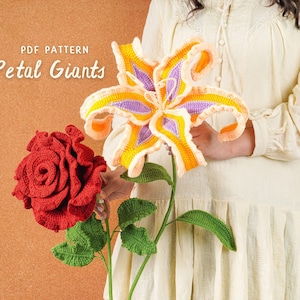 以下が含まれることがあります： 女性が、赤いバラと黄色、紫、オレンジ色のユリの2つの大きなかぎ針編みの花を持っています。画像には、白い文字で「PDF PATTERN Petal Giants」というテキストが含まれています。
