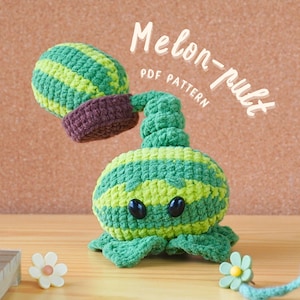 Puede incluir: Patrón de crochet para un juguete de peluche melon-pult verde y amarillo. El patrón está disponible para descargar en PDF. "Melon-pult PDF Pattern" está escrito en la imagen.