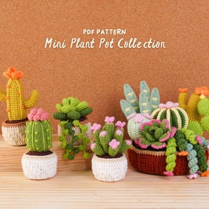 Puede incluir: Una colección de mini plantas de ganchillo en varios maceteros, incluyendo cactus y suculentas en tonos verdes, amarillos y rosas. El texto PDF PATTERN Mini Plant Pot Collection es visible sobre los objetos dispuestos en una superficie de madera.