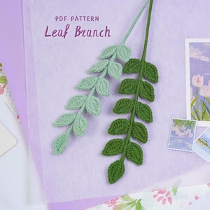 Op de afbeelding: Een set van drie keramische mokken met een gespikkelde, matte afwerking. De mokken zijn in de kleuren crème, lichtgrijs en donkergrijs. Elke mok heeft een eenvoudig, minimalistisch ontwerp en een afgeronde handgreep. De mokken zijn op elkaar gestapeld.