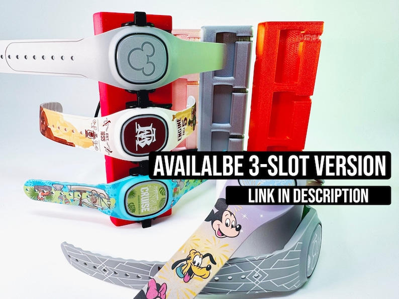 Pode incluir: Um suporte para MagicBand da Disney com 3 slots em vermelho, cinza e rosa. O suporte &eacute; projetado para exibir as MagicBands verticalmente. O texto "AVAILABLE 3-SLOT VERSION" e "LINK IN DESCRIPTION" &eacute; vis&iacute;vel na imagem.