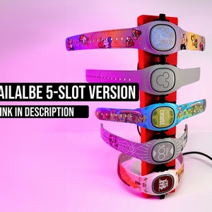 Pode incluir: Um conjunto de cinco MagicBands Disney coloridas com v&aacute;rios designs, incluindo Mickey Mouse, Disney Cruise e um design do 100&ordm; anivers&aacute;rio. As MagicBands s&atilde;o exibidas em um suporte vermelho com um cabo de carregamento USB.