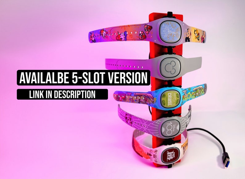 Pode incluir: Um conjunto de cinco MagicBands Disney coloridas com v&aacute;rios designs, incluindo Mickey Mouse, Disney Cruise e um design do 100&ordm; anivers&aacute;rio. As MagicBands s&atilde;o exibidas em um suporte vermelho com um cabo de carregamento USB.