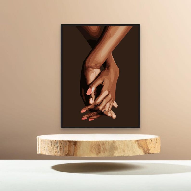 Puede incluir: Dos manos entrelazadas, con los dedos de una mano descansando sobre la otra. Las manos son de color marr&oacute;n oscuro y las u&ntilde;as est&aacute;n pintadas de rosa claro.