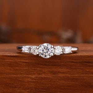 Anel de noivado personalizado em ouro 14K com diamantes: redondo brilhante e baguete