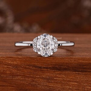 Anel de noivado oval feito à mão em ouro 14K com diamante cultivado em laboratório