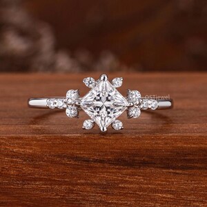 Anel de noivado em ouro 14K com halo de diamante cultivado em laboratório e corte princesa