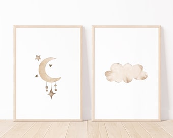 Puede incluir: Dos impresiones enmarcadas con un diseño minimalista. La impresión de la izquierda presenta una luna creciente con estrellas y una estrella colgante. La impresión de la derecha presenta una nube. Ambas impresiones están en tonos marrones.