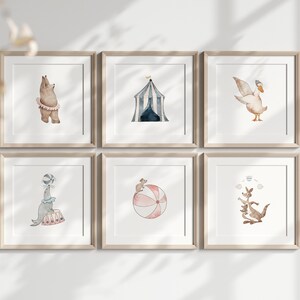 Puede incluir: Seis ilustraciones de acuarela enmarcadas de animales y objetos de circo. Las ilustraciones incluyen un oso con un tut&uacute;, una carpa de circo, un ganso con un sombrero, una foca haciendo malabares con una pelota, un rat&oacute;n sobre una pelota y un canguro haciendo malabares con pelotas.