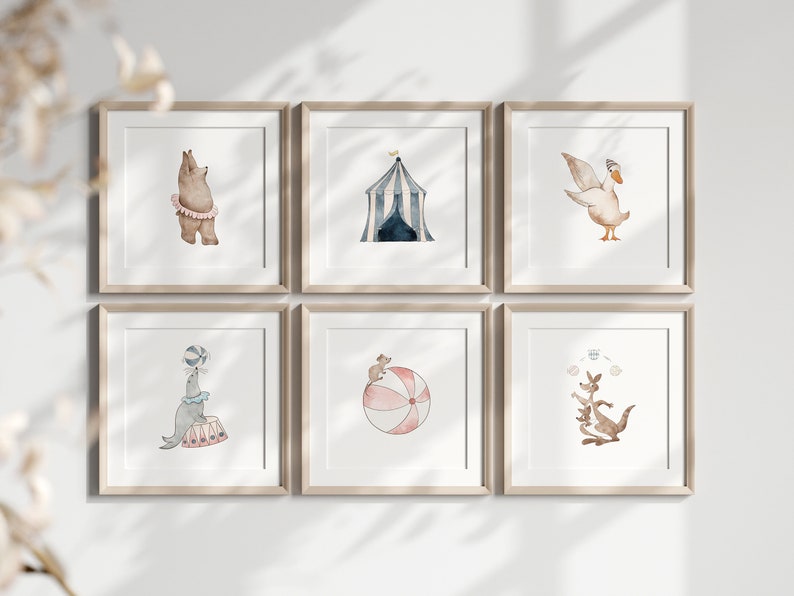 Puede incluir: Seis ilustraciones de acuarela enmarcadas de animales y objetos de circo. Las ilustraciones incluyen un oso con un tut&uacute;, una carpa de circo, un ganso con un sombrero, una foca haciendo malabares con una pelota, un rat&oacute;n sobre una pelota y un canguro haciendo malabares con pelotas.