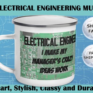 Könnte beinhalten: Weißer Emaille-Becher mit silbernem Rand und Henkel. Der Becher zeigt den Text "ELECTRICAL ENGINEER I MAKE MY MANAGER'S CRAZY IDEAS WORK" über einem grünen Leiterplatten-Design. Der Becher hat auch den Text "ELECTRICAL ENGINEERING MUG".