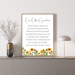 Può includere: Una poesia stampabile su un guardiano d'ufficio con un bordo di girasoli. La poesia dice: "Il Nostro Guardiano d'Ufficio In mezzo alle carte e alle chiamate, Porti calma in queste sale. Con ogni compito, grande o piccolo, Li gestisci con grazia, è tutto. Un sorriso di benvenuto, una mano d'aiuto, Rendi le nostre giornate così luminose e grandiose. Caro segretario, saggio e gentile, In te, troviamo il vero cuore della nostra scuola."