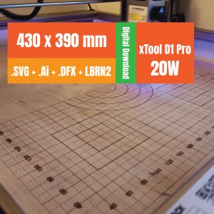 May include: A wooden laser engraving bed with grid lines and measurements. The dimensions are 430 x 390 mm. The image includes text that says "xTool D1 Pro 20W" and "Digital Download". The file formats are .SVG, .Ai, .DFX, and LBRN2.