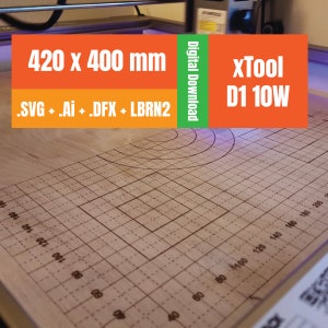 Peut inclure: Une découpeuse laser grave une surface en bois avec un motif de grille. Le texte "420 x 400 mm" et ".SVG + .Ai + .DFX + LBRN2" sont visibles sur le fond orange. Le texte "Téléchargement numérique" est visible sur le fond vert. Le texte "xTool D1 10W" est visible sur le fond orange.