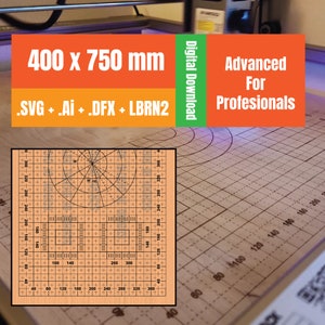 Puede incluir: Primer plano de una cortadora láser cortando una pieza de madera con un patrón de cuadrícula. La madera se está cortando en un círculo con un diámetro de 375 mm. El texto "400 x 750 mm" es visible en la esquina superior izquierda de la imagen. El texto ".SVG + .Ai + .DFX + LBRN2" es visible debajo de la primera línea de texto. El texto "Descarga digital" es visible en la esquina superior derecha de la imagen. El texto "Avanzado para profesionales" es visible debajo de la primera línea de texto en la esquina superior derecha de la imagen.