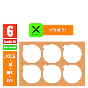 Könnte beinhalten: Ein digitaler Download für eine Untersetzer-Schablone mit sechs Kreisen. Die Schablone ist aus Holz und für die Verwendung mit einer CNC-Maschine konzipiert. Die enthaltenen Dateiformate sind .XCS, .Ai, .DFX und .SVG. Das Bild enthält auch den Text "xTool D1".