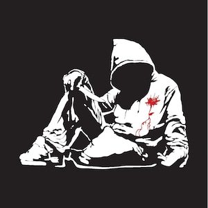 Könnte beinhalten: Eine Person mit Kapuze sitzt mit einem Messer in der Hand, ein roter Blutfleck auf der Brust. Die Figur ist vor einem schwarzen Hintergrund silhouettiert.