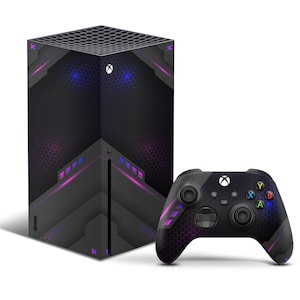 Pode incluir: Um console Xbox Series X preto com um design geométrico e detalhes roxos. O console está ao lado de um controlador Xbox Series X preto com um design geométrico semelhante e detalhes roxos.