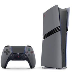 Könnte beinhalten: Eine graue und schwarze Videospielkonsole mit einem passenden Controller. Die Konsole hat ein elegantes, modernes Design mit einer vertikalen Ausrichtung.