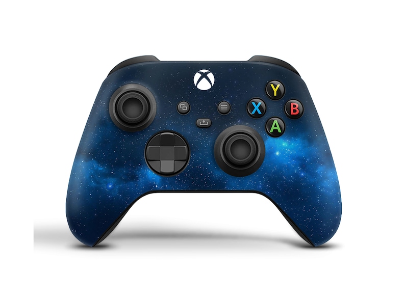 K&ouml;nnte beinhalten: Ein schwarzer Xbox-Controller mit einem blauen und wei&szlig;en Galaxie-Design. Der Controller hat ein schwarzes Steuerkreuz, schwarze Tasten und ein schwarzes Xbox-Logo.