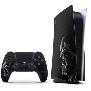 Op de afbeelding: Een zwarte PlayStation 5 console en controller set met een Star Wars Darth Vader thema. De console heeft een zwart frontpaneel met een Vader graphic, en de controller heeft een bijpassend ontwerp. De set staat op een witte achtergrond.