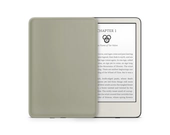 Könnte beinhalten: Ein grauer E-Reader mit einer grauen Hülle. Der Bildschirm zeigt den Text "KAPITEL 1" und "Die Flamme von Tar Valon".