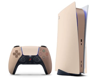 Könnte beinhalten: Eine beige PlayStation 5 Konsole mit einem passenden beige Controller. Die Konsole steht aufrecht mit dem Disc-Laufwerk offen. Der Controller hat eine schwarze Frontplatte und blaue Akzente.