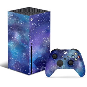 Op de afbeelding: Een blauwe en paarse galaxy-thema skin voor de Xbox Series X console en controller. De skin heeft een aquarel-achtig ontwerp met witte sterren en nevels.