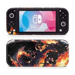 Könnte beinhalten: Schwarze Nintendo Switch Lite Konsole mit einem individuellen Skin mit einem feurigen Drachendesign. Der Skin hat einen schwarzen Hintergrund mit orangefarbenen und roten Flammen. Der Bildschirm zeigt das Nintendo Switch Logo.