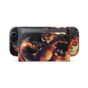 Könnte beinhalten: Eine tragbare Spielkonsole mit einer individuellen Vinyl-Haut, die eine grafische Illustration eines dunklen, drachenähnlichen Wesens zeigt, das von orangefarbenen und gelben Flammen umgeben ist. Das Design bedeckt das Dock und die Controller.