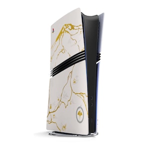 Peut inclure: Console de jeu personnalis&eacute;e blanche et dor&eacute;e avec un motif de carte. La console a des accents noirs et un logo sur le c&ocirc;t&eacute;. Le design pr&eacute;sente des lignes dor&eacute;es sur fond blanc.